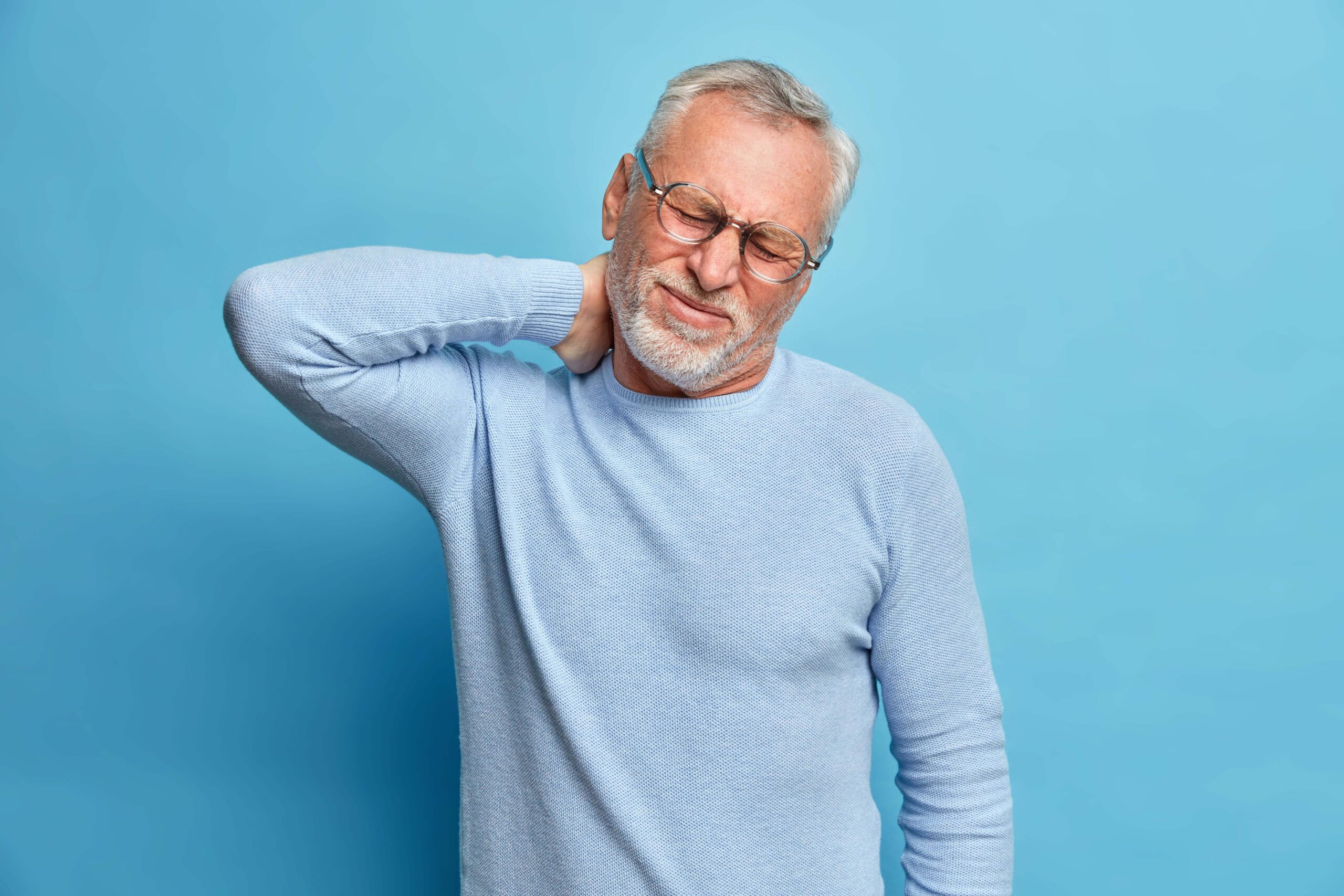 causes of neck pain including muscle strain and pinched nerve