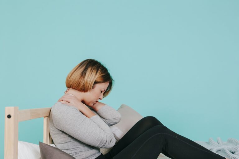 woman lying in the bed with neck pain to express the mental health in pain care